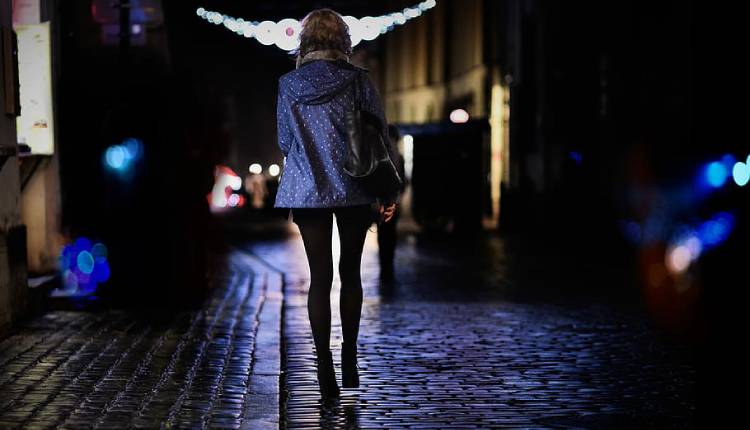 5 Safety Tips for Women Traveling Alone At Night