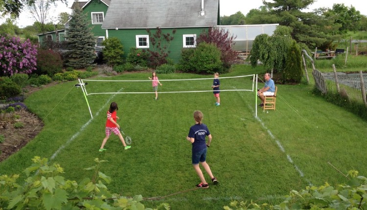 How to set up a badminton court in your backyard?