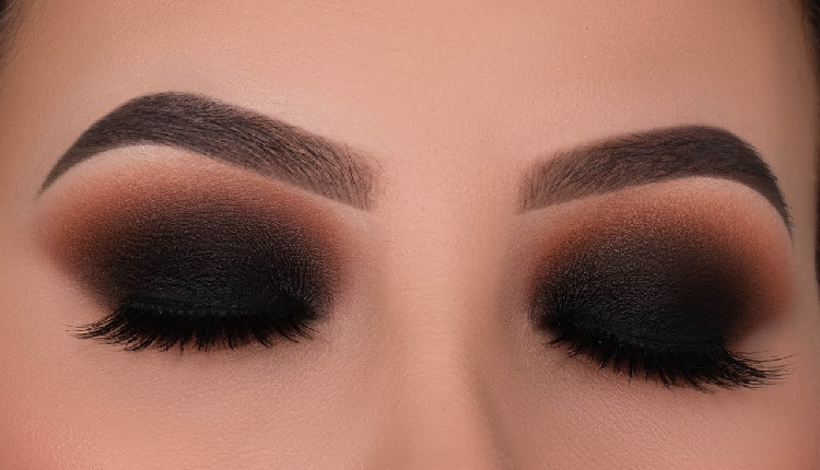 Smokey Eyes have the power to make you look the best in a room. Do you know how eye makeup starts to look smokey?