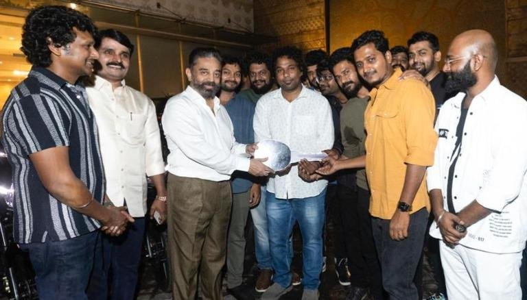 Kamal handing over the keys to the team of assistant directors