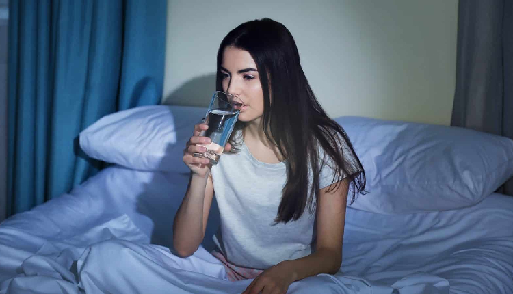 4 Healthy Reasons to Drink Water Before Bedtime