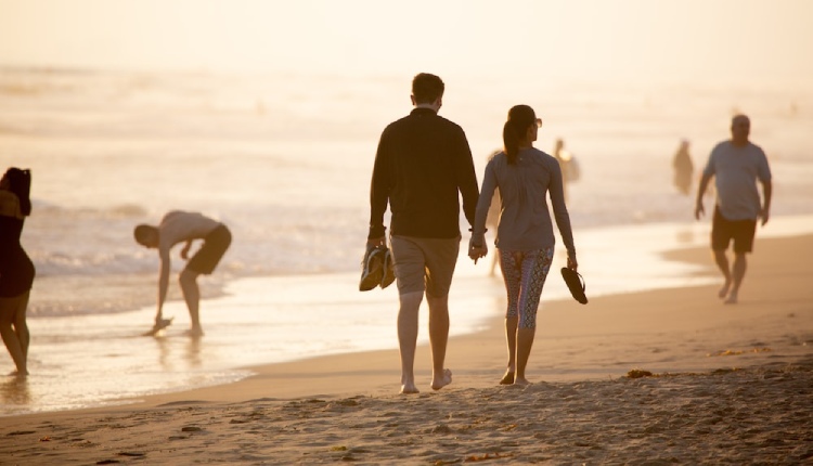8 Benefits of Strolling on the Beach
