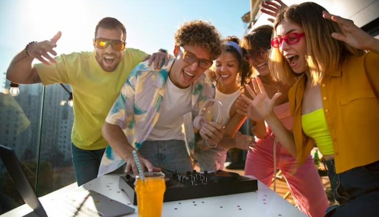 6 Tips to Throw a Weekend House Party
