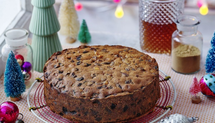 A Guide to Baking the Perfect Classic Christmas Cake
